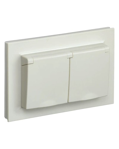 Розетка 2-местная с з/к РСбш12-3-44-БрКр бежевый BRITE (BR-R26-16-44-K10-F). Розетка с заземлением с защитными шторками и крышкой в сборе. IEK в Хасавюрте